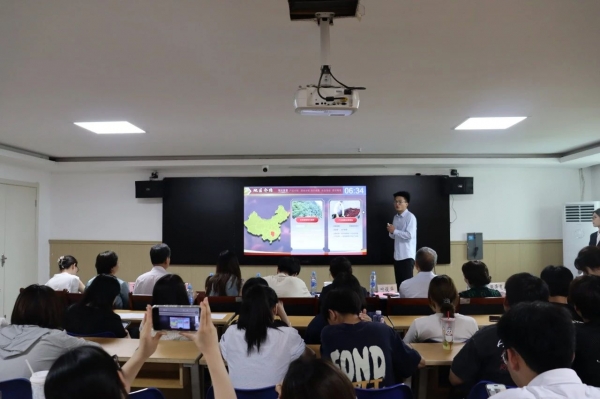 創(chuàng)新驅(qū)動，智匯醫(yī)學(xué)——醫(yī)學(xué)院成功舉辦2025年中國國際大學(xué)生創(chuàng)新大賽院賽選拔賽